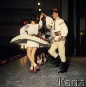 1968, Warszawa, Polska.
Dni Kultury Mołdawskiej Socjalistycznej Republiki Radzieckiej, tancerze podczas występu na scenie.
Fot. Romuald Broniarek/KARTA
