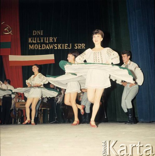 1968, Warszawa, Polska.
Dni Kultury Mołdawskiej Socjalistycznej Republiki Radzieckiej, występ tancerzy.
Fot. Romuald Broniarek/KARTA