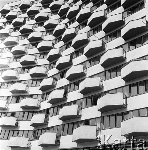 1968, Warszawa, Polska.
Fragment bloku mieszkalnego na osiedlu Torwar.
Fot. Romuald Broniarek/KARTA