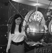 Lipiec 1968, Poznań, Polska.
Międzynarodowe Targi Poznańskie, kobieta na stoisku poświęconym radzieckiej kosmonautyce.
Fot. Romuald Broniarek/KARTA