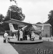 Lipiec 1968, Poznań, Polska.
Międzynarodowe Targi Poznańskie, grupa osób przy samolocie AJ 14R.
Fot. Romuald Broniarek/KARTA