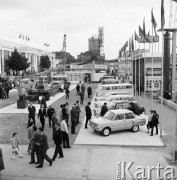 Lipiec 1968, Poznań, Polska.
Międzynarodowe Targi Poznańskie, ekspozycja maszyn budowlanych i samochodów, w głębi pawilon Czechosłowacji i Niemieckiej Republiki Demokratycznej.  
Fot. Romuald Broniarek/KARTA