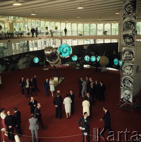 Lipiec 1968, Poznań, Polska.
Międzynarodowe Targi Poznańskie, fragment hali wystawienniczej poświęconej radzieckiej kosmonautyce. W środku makieta radzieckiego statku kosmicznego 'Wostok