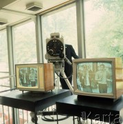 Lipiec 1968, Poznań, Polska.
Międzynarodowe Targi Poznańskie, ekspozycja telewizorów, na drugim planie mężczyzna z kamerą.
Fot. Romuald Broniarek/KARTA