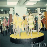 Lipiec 1968, Poznań, Polska.
Międzynarodowe Targi Poznańskie, prezentacja damskich strojów plażowych na manekinach.
Fot. Romuald Broniarek/KARTA