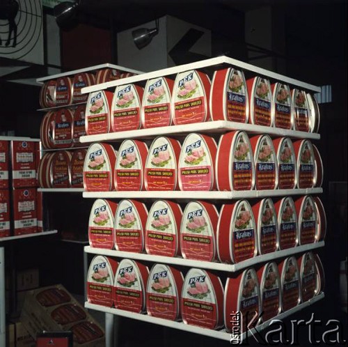 Lipiec 1968, Poznań, Polska.
Międzynarodowe Targi Poznańskie, puszki z konserwą mięsną - polską łopatką wieprzową.
Fot. Romuald Broniarek/KARTA