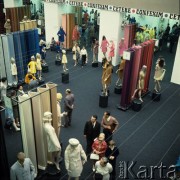 Lipiec 1968, Poznań, Polska.
Międzynarodowe Targi Poznańskie, ekspozycja odzieży damskiej i dziecięcej na manekinach.
Fot. Romuald Broniarek/KARTA