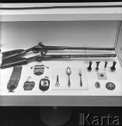 1968, Warszawa, Polska.
Muzeum Wojska Polskiego, ekspozycja dotycząca Legionów Polskich we Włoszech, w gablocie widoczne m.in. broń, pieczęcie i sztućce.
Fot. Romuald Broniarek/KARTA