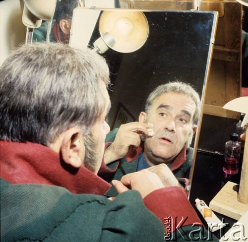 1968, Warszawa, Polska.
Garderoba Teatru Ludowego, aktor Henryk Bąk występujący  w komedii 