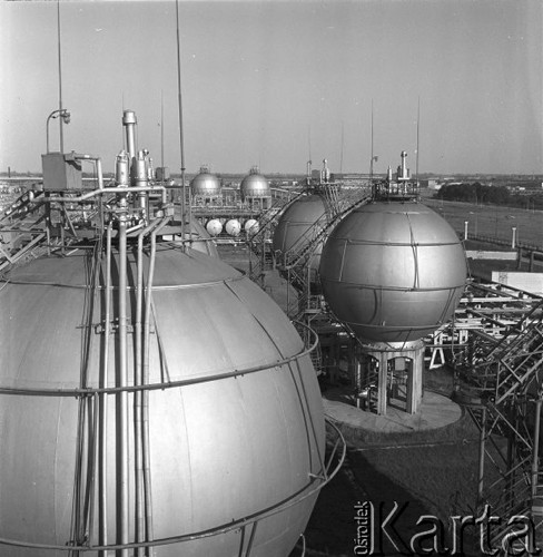 1968, Płock, Polska.
Widok Mazowieckich Zakładów Rafineryjnych i Petrochemicznych.
Fot. Romuald Broniarek/KARTA