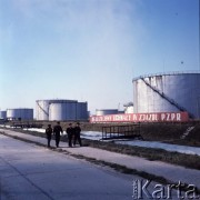 1968, Płock, Polska.
Pracownicy Mazowieckich Zakładów Rafineryjnych i Petrochemicznych, z prawej hasło na zbiorniku 