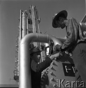 1968, Płock, Polska.
Pracownicy Mazowieckich Zakładów Rafineryjnych i Petrochemicznych.
Fot. Romuald Broniarek/KARTA