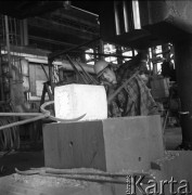 Październik 1968, Warszawa, Polska.
Huta Warszawa, robotnik w hali produkcyjnej.
Fot. Romuald Broniarek/KARTA
