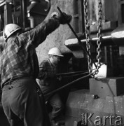 Październik 1968, Warszawa, Polska.
Huta Warszawa, robotnicy w hali produkcyjnej.
Fot. Romuald Broniarek/KARTA
