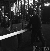 Październik 1968, Warszawa, Polska.
Huta Warszawa, robotnicy w hali produkcyjnej. 
Fot. Romuald Broniarek/KARTA
