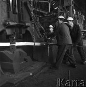 Październik 1968, Warszawa, Polska.
Huta Warszawa, robotnicy w hali produkcyjnej. 
Fot. Romuald Broniarek/KARTA
