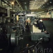 Październik 1968, Warszawa, Polska.
Huta Warszawa, robotnicy w hali produkcyjnej. 
Fot. Romuald Broniarek/KARTA
