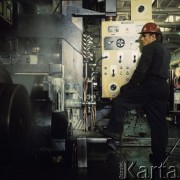 Październik 1968, Warszawa, Polska.
Huta Warszawa, robotnik w hali produkcyjnej. 
Fot. Romuald Broniarek/KARTA
