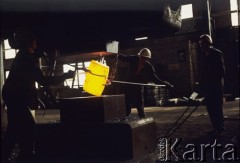 Październik 1968, Warszawa, Polska.
Huta Warszawa, robotnicy w hali produkcyjnej. 
Fot. Romuald Broniarek/KARTA
