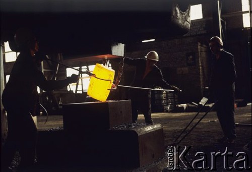Październik 1968, Warszawa, Polska.
Huta Warszawa, robotnicy w hali produkcyjnej. 
Fot. Romuald Broniarek/KARTA
