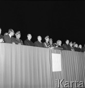 12.10.1968, Warszawa, Polska.
XXV-lecie Ludowego Wojska Polskiego, ślubowanie oficerów na Placu Zwycięstwa. Do żołnierzy przemawia gen. Wojciech Jaruzelski. Czwarty od prawej stoi Mieczysław Moczar, trzeci od lewej Zenon Kliszko, za nim Marian Spychalski.
Fot. Romuald Broniarek/KARTA