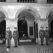 12.10.1968, Warszawa, Polska.
XXV-lecie Ludowego Wojska Polskiego, ślubowanie oficerów na Placu Zwycięstwa - warta przy Grobie Nieznanego Żołnierza.
Fot. Romuald Broniarek/KARTA