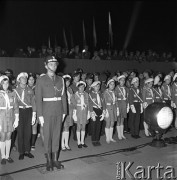 12.10.1968, Warszawa, Polska.
XXV-lecie Ludowego Wojska Polskiego, ślubowanie oficerów na Placu Zwycięstwa - grupa harcerzy przed trybuną.
Fot. Romuald Broniarek/KARTA