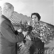 1968, Polska.
Pracownica szklarni z naręczem róż i goździków.
Fot. Romuald Broniarek/KARTA