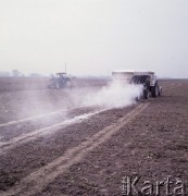 1968, Leszno k/Warszawy, Polska.
Jesienne prace na polach Państwowego Gospodarstwa Rolnego - orka i nawożenie.
Fot. Romuald Broniarek/KARTA