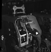 Listopad 1968, Stalowa Wola, Polska.
Produkcja koparek w Hucie Stalowa Wola.
Fot. Romuald Broniarek/KARTA
