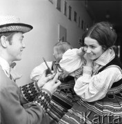 Listopad 1968, Lublin, Polska.
Zespół ludowy Uniwersytetu Marii Curie-Skłodowskiej, chłopak trzyma lusterko dziewczynie poprawiającej fryzurę.
Fot. Romuald Broniarek/KARTA