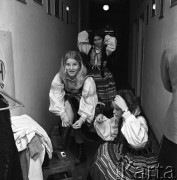 Listopad 1968, Lublin, Polska.
Zespół ludowy Uniwersytetu Marii Curie-Skłodowskiej, dziewczyny przygotowujące się do występu.
Fot. Romuald Broniarek/KARTA