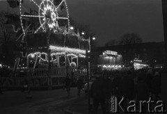 Listopad 1968, Berlin Wschodni, Niemiecka Republika Demokratyczna
Karuzela w wesołym miasteczku.
Fot. Romuald Broniarek/KARTA