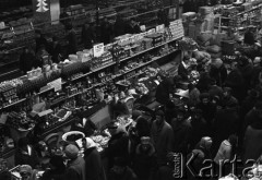 Grudzień 1968, Warszawa, Polska.
Przedświąteczne zakupy w Hali Mirowskiej.
Fot. Romuald Broniarek/KARTA