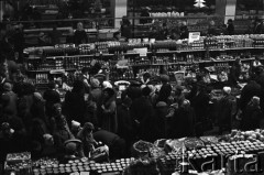Grudzień 1968, Warszawa, Polska.
Przedświąteczne zakupy w Hali Mirowskiej.
Fot. Romuald Broniarek/KARTA