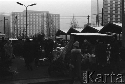 Grudzień 1968, Warszawa, Polska.
Przedświąteczne zakupy na targowisku koło Hali Mirowskiej.
Fot. Romuald Broniarek/KARTA