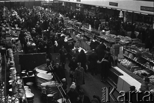 Grudzień 1968, Warszawa, Polska.
Przedświąteczne zakupy w Hali Mirowskiej.
Fot. Romuald Broniarek/KARTA