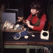 Styczeń 1969, Radom, Polska.
Pracownica Radomskiej Wytwórni Telefonów.
Fot. Romuald Broniarek/KARTA