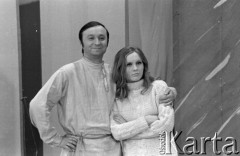 Maj 1969, Warszawa, Polska.
Telewizyjny koncert piosenki rosyjskiej i radzieckiej - nagrywanie programu w studio telewizyjnym, na zdjęciu Magda Umer i Bohdan Łazuka.
Fot. Romuald Broniarek/KARTA