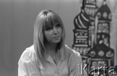 Maj 1969, Warszawa, Polska.
Telewizyjny koncert piosenki rosyjskiej i radzieckiej - nagrywanie programu w studio telewizyjnym, na zdjęciu Maryla Rodowicz.
Fot. Romuald Broniarek/KARTA