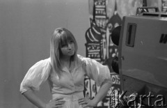 Maj 1969, Warszawa, Polska.
Telewizyjny koncert piosenki rosyjskiej i radzieckiej - nagrywanie programu w studio telewizyjnym, na zdjęciu Maryla Rodowicz przed kamerą.
Fot. Romuald Broniarek/KARTA