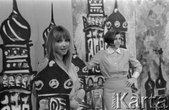 Maj 1969, Warszawa, Polska.
Telewizyjny koncert piosenki rosyjskiej i radzieckiej - nagrywanie programu w studio telewizyjnym, na zdjęciu Maryla Rodowicz.
Fot. Romuald Broniarek/KARTA