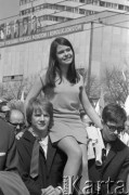1.05.1969, Warszawa, Polska. 
Pochód pierwszomajowy, dziewczyna na ramionach dwóch chłopców. 
Fot. Romuald Broniarek/KARTA