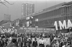 1.05.1969, Warszawa, Polska. 
Obchody święta 1 Maja, manifestanci z hasłem: 