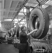 Maj 1969, Olsztyn, Polska. 
Pracownica Olsztyńskich Zakładów Opon Samochodowych 