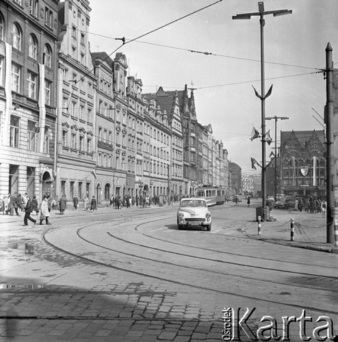 Maj 1969, Wrocław, Polska. 
Fragment Rynku, w tle z prawej Dom Mody 