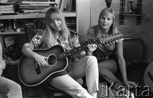 Maj 1969, Warszawa, Polska.
Maryla Rodowicz, studentka Akademii Wychowania Fizycznego, z gitarą i koleżankami.
Fot. Romuald Broniarek/KARTA