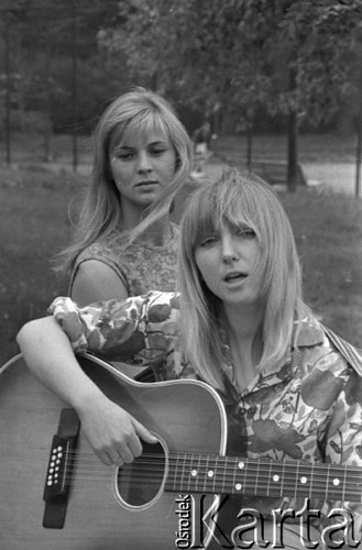 Maj 1969, Warszawa, Polska.
Maryla Rodowicz, studentka Akademii Wychowania Fizycznego, portret z gitarą.
Fot. Romuald Broniarek/KARTA
