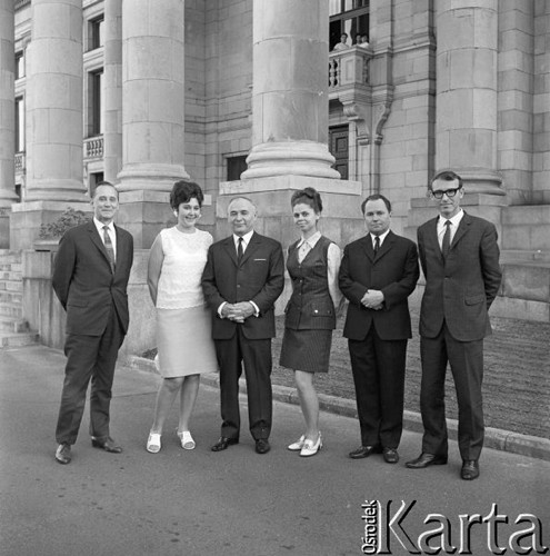 Maj 1969, Warszawa, Polska.
Nauczyciele z radzieckiej szkoły przy ul. Kieleckiej podczas spotkania w ambasadzie radzieckiej, drugi od lewej stoi ambasador ZSRR w Polsce Awierkij Aristow.
Fot. Romuald Broniarek/KARTA