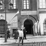 1.06.1969, Warszawa, Polska.
Rynek Starego Miasta, wyborcy idą do lokalu Obwodowej Komisji Wyborczej mieszczącego się w Muzeum Adama Mickiewicza.
Fot. Romuald Broniarek/KARTA